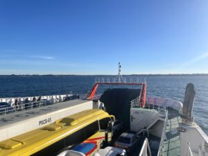 Autos und Busse auf einem offenen Fahrzeugdeck auf eine Fähre.