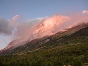 Ein schneebedeckter Berg im morgendlichen Licht.